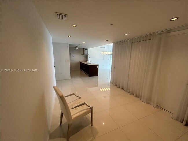 Building Photo - 495 Brickell Ave