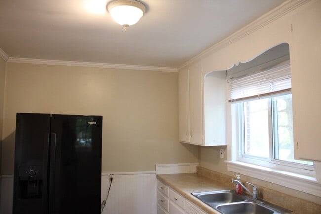 Building Photo - 692 Brookdale Dr
