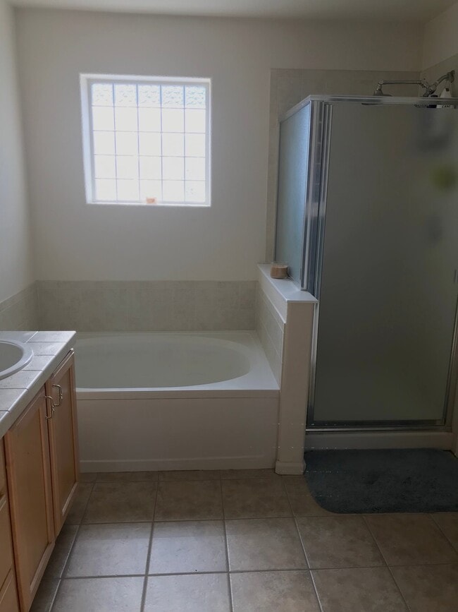 Building Photo - Beautiful 2 Bedroom/2 Bathroom Townhome in Kensington Estates