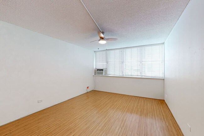 Building Photo - Available Now! Convenient Location in Waikiki