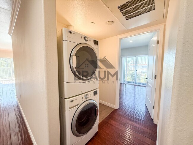 Building Photo - 332 S Virgil Ave