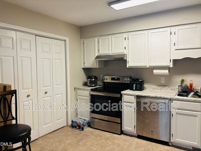 Building Photo - 2922 Glenridge Dr