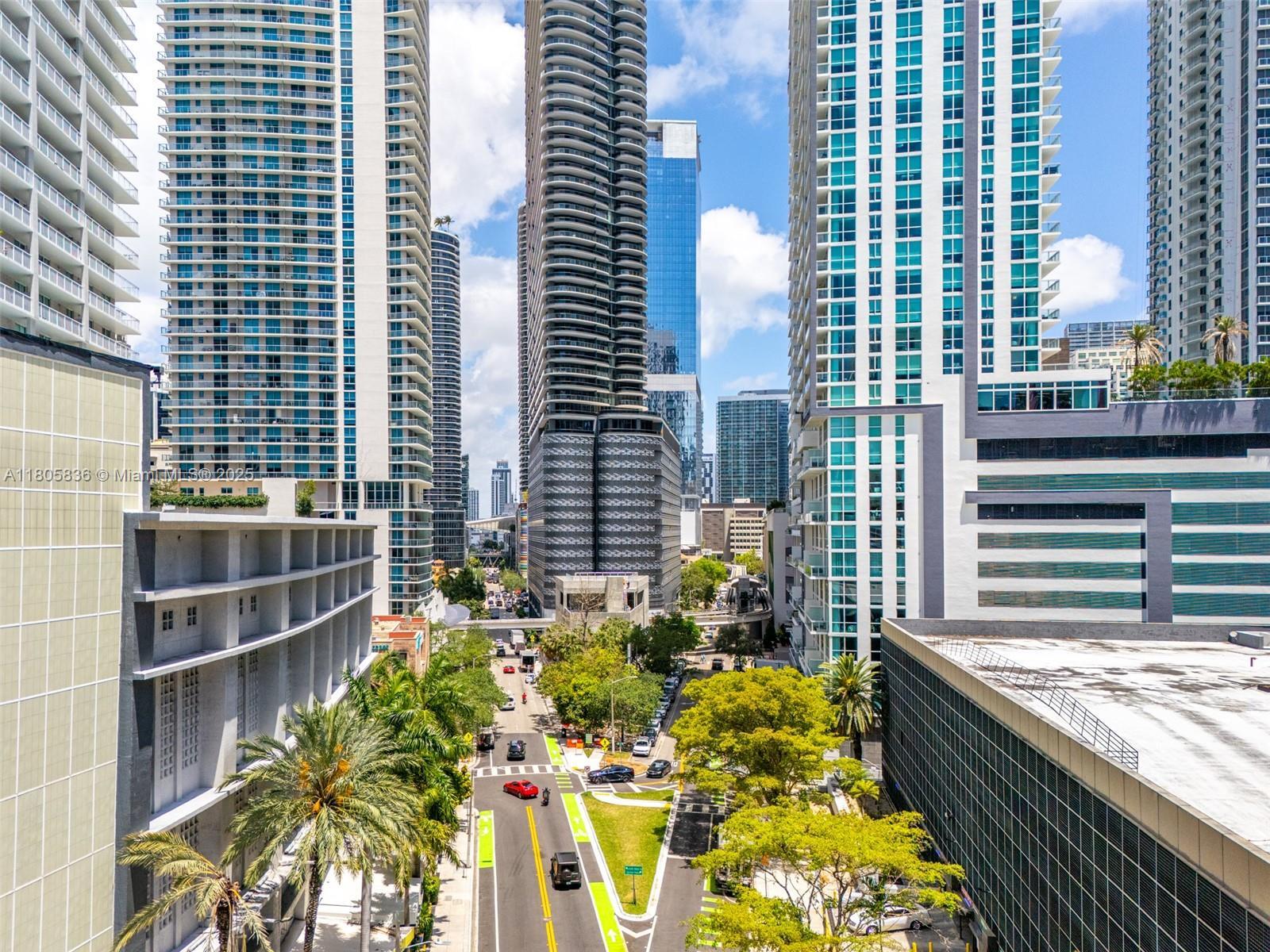Building Photo - 1000 Brickell Plz