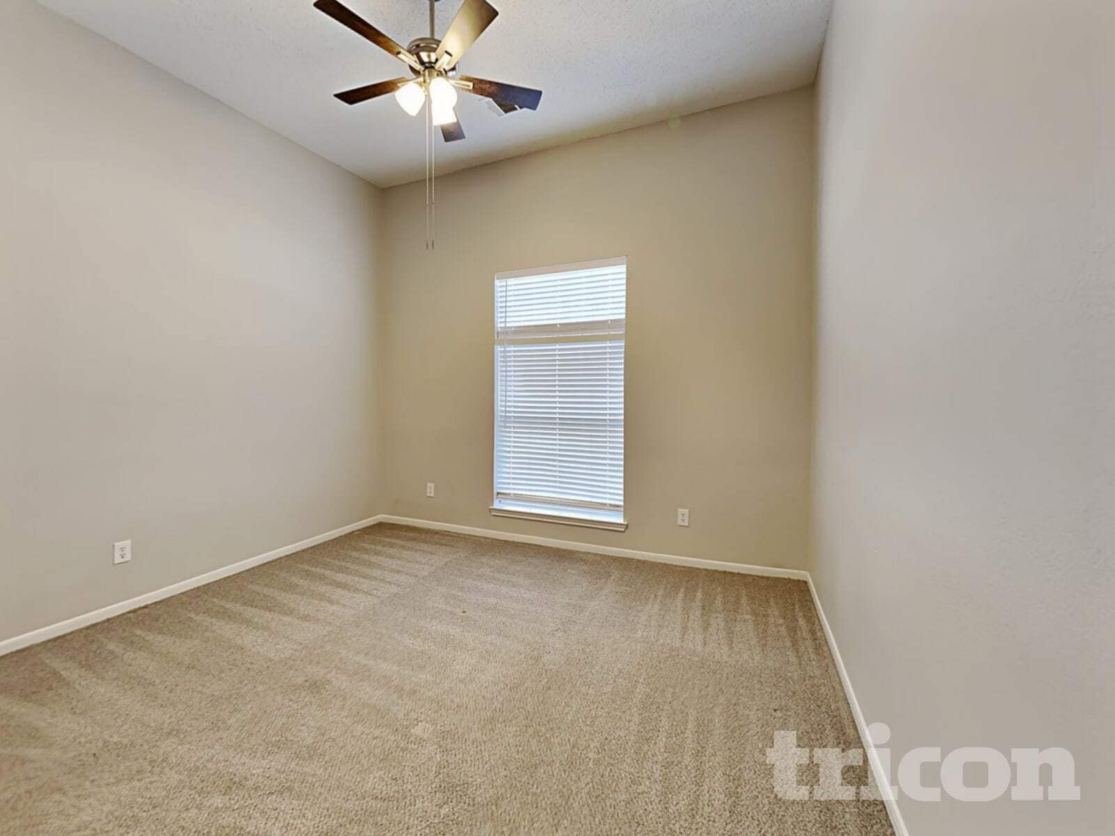 Building Photo - 1041 Essex Dr