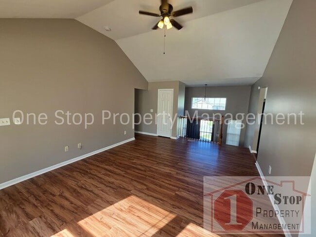 Building Photo - Spacious 3 bedroom/ 2.5 bath with a finished basement!!