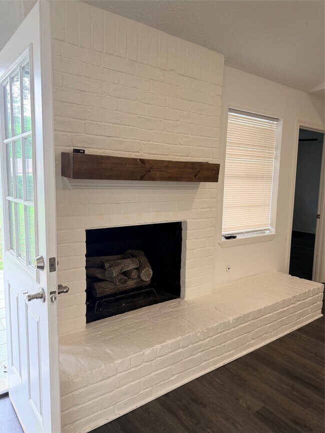Building Photo - 26415 Hunters Hollow Dr