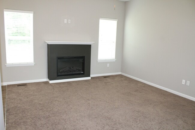 Building Photo - 4 bed/3 bath Split-foyer. Great Location!