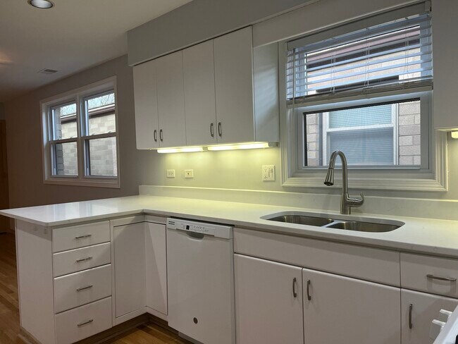Building Photo - 449 W 37th St