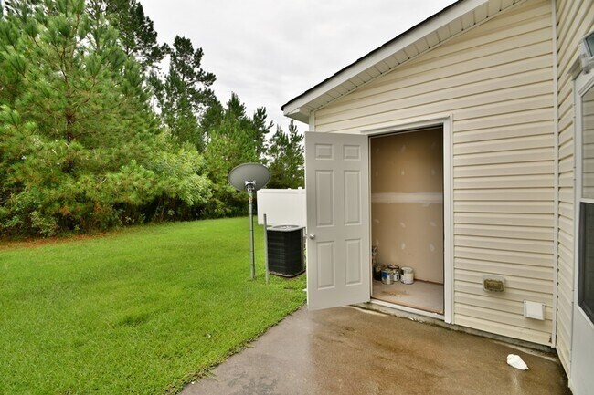 Building Photo - 104 Streamwood Dr