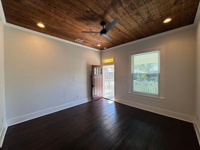 Building Photo - Ready For Move In - Beautifully Renovated Cottage Home in South San Antonio - Near Downtown SA