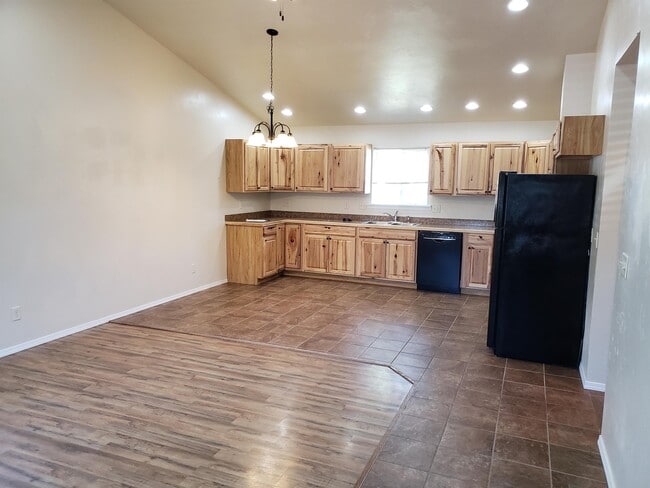 Building Photo - 385 Mountain View Dr