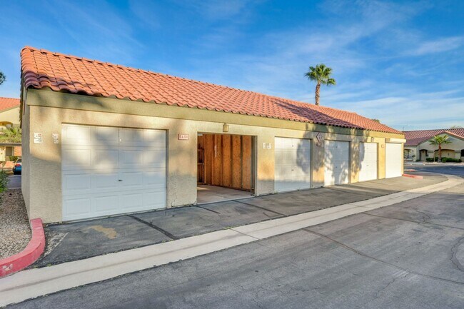Building Photo - 7885 W Flamingo Rd