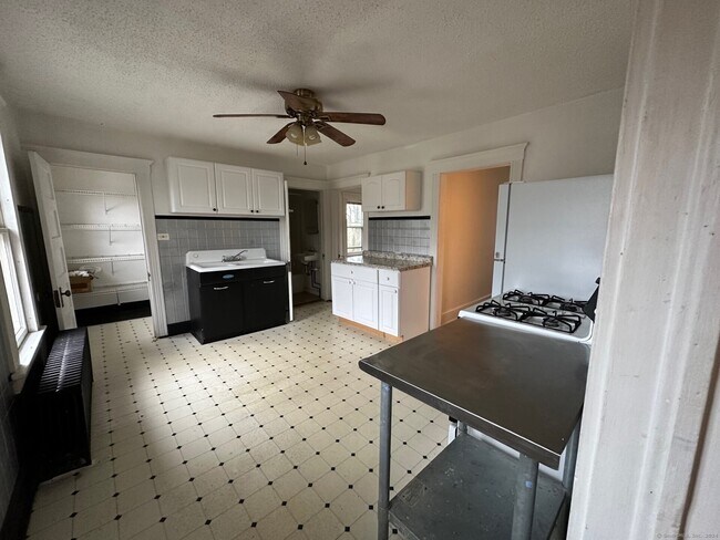 Building Photo - 22 Donahue Pl