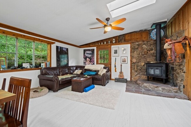 Building Photo - 2 Bedroom 1 Bath Home Next To Boulder Creek!