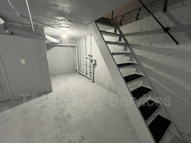 Building Photo - 116 E 27th St