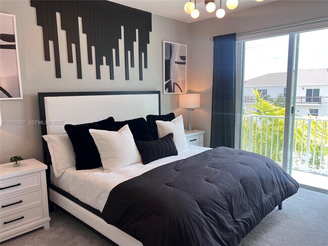 Building Photo - 640 SE 14th St