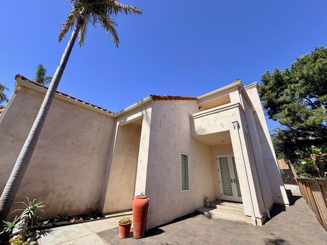 Building Photo - For Rent Available Now - Furnished House 3+BR 2.5Ba in Del Mar, charming furnished home in the hi...