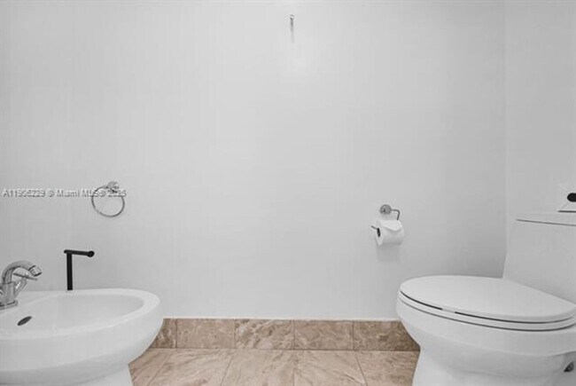 Building Photo - 1435 Brickell Ave