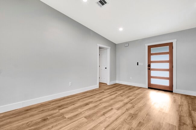 Building Photo - 54 Lotus Ct