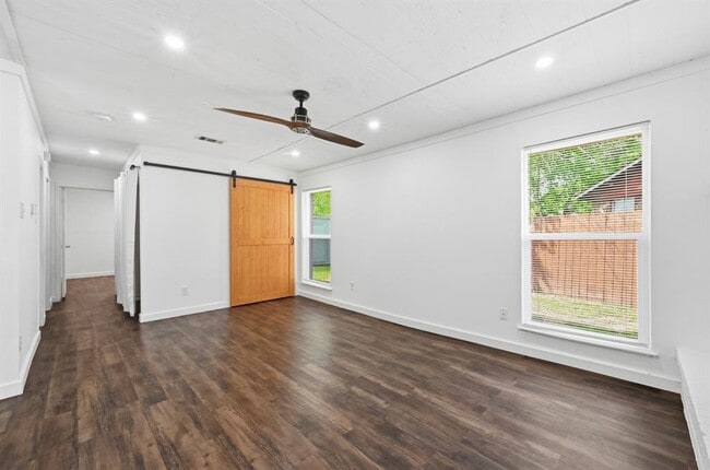 Building Photo - 5104 Spruce Cove