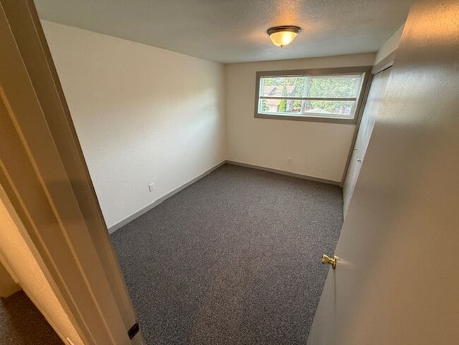 Building Photo - 3 bed/1.5 bath, AC, Washer/Dryer, Garage