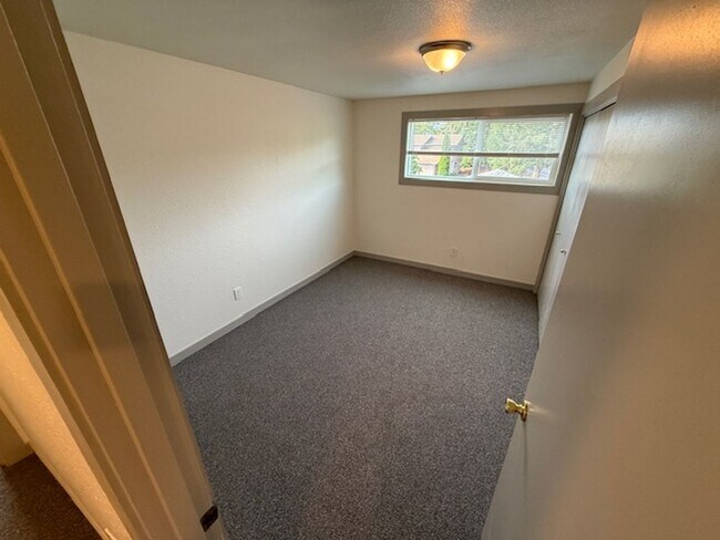 Building Photo - Fresh 3 bed/1.5 bath duplex
