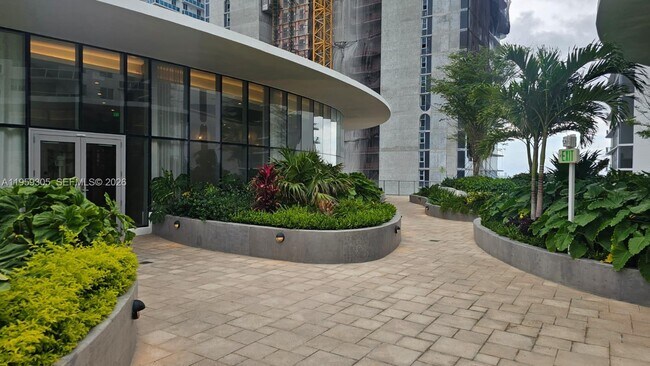 Building Photo - 700 NE 24th St