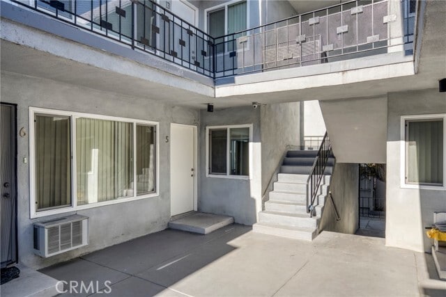 Building Photo - 6643 De Longpre Ave