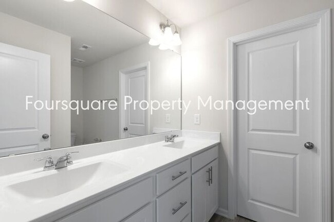 Building Photo - Stylish 3-Level Townhome with Bonus Suite, Deck & Garage – Near I-540 and Shopping