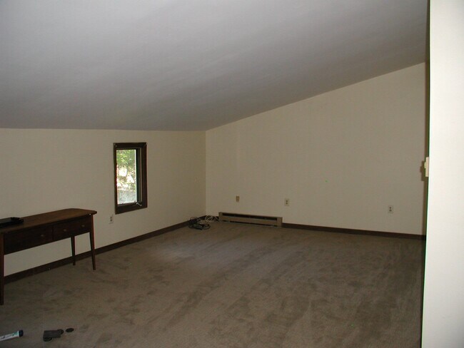 Building Photo - 3 bedroom – 1.5 Bath House
