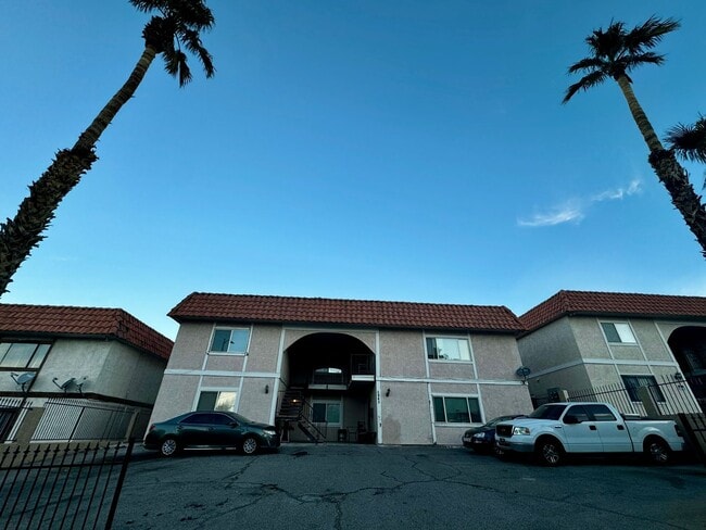 Building Photo - 3 BEDROOM 2 BATH, UPSTAIRS UNIT, NO CAPRET...
