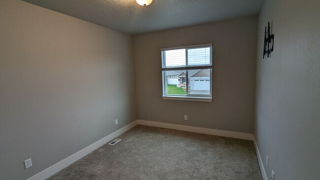 Building Photo - Post Falls Crown Pointe Home