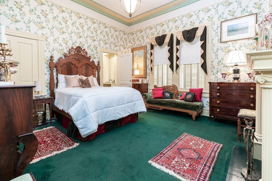 Building Photo - RESIDENTIAL/COMMERCIAL RENTAL - Charming historic home located downtown Opelika! (*Partially Furn...