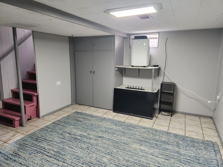 Lower level Living area w/AC - 1016 S Franklin St