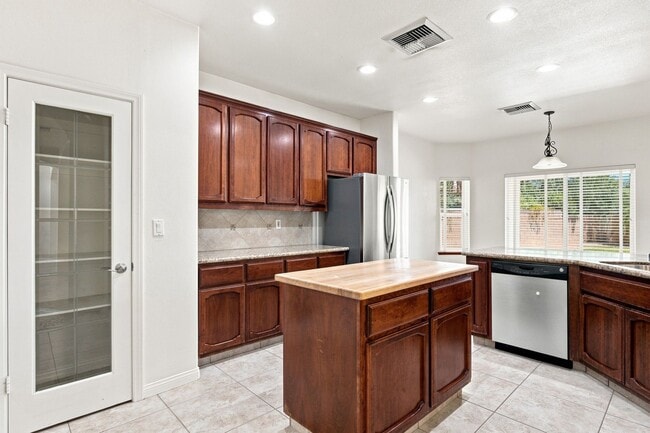 Building Photo - 1112 N Cynthia Ct