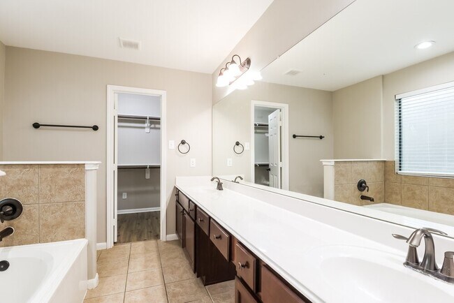 Building Photo - 2815 Lexington Park Dr