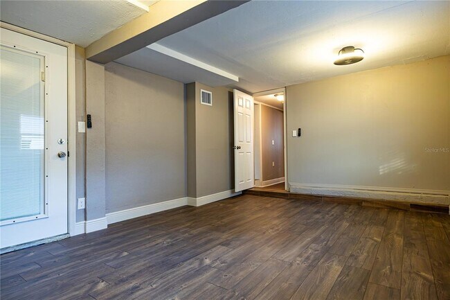 Building Photo - 2026 Sunset Ln