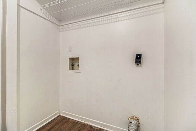 Building Photo - Experience the charm of this fabulous dupl...