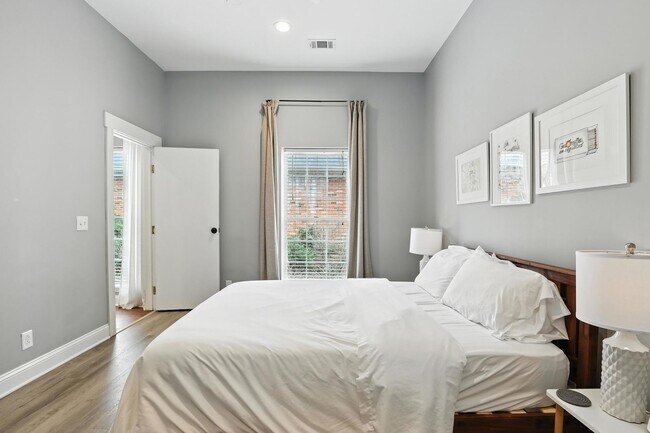 Building Photo - North Thomas 472-492