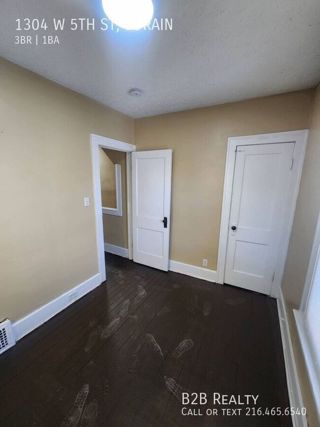 Building Photo - 1304 W 5th St