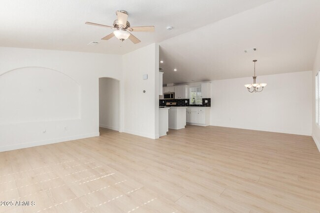 Building Photo - 120 N Val Vista Dr