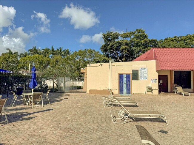 Building Photo - 3301 N Country Club Dr