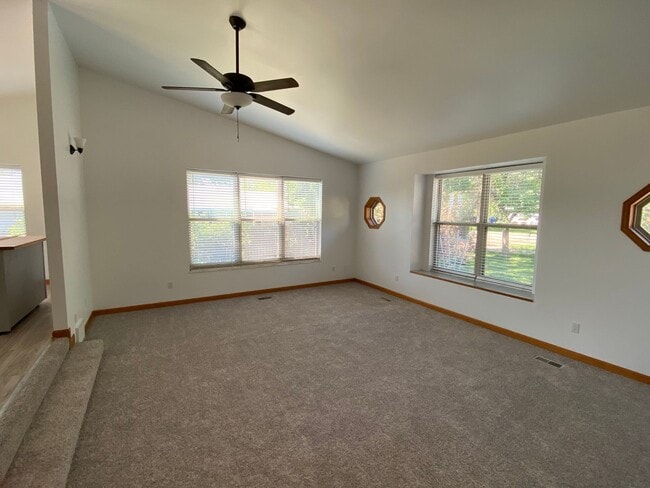 Building Photo - 3 Bedroom 2 Bath home