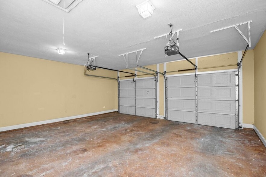 Building Photo - 102 Avery Forest