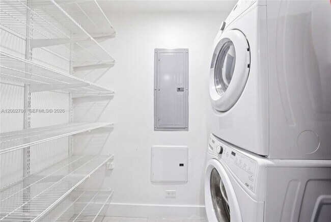 Building Photo - 600 NE 27th St