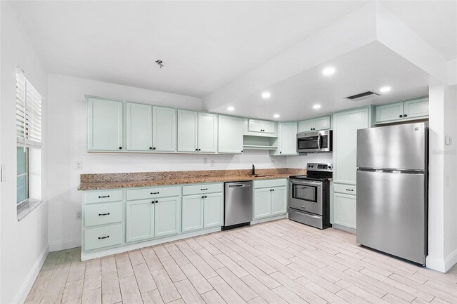 Building Photo - ST PETE APARTMENT FOR RENT!!