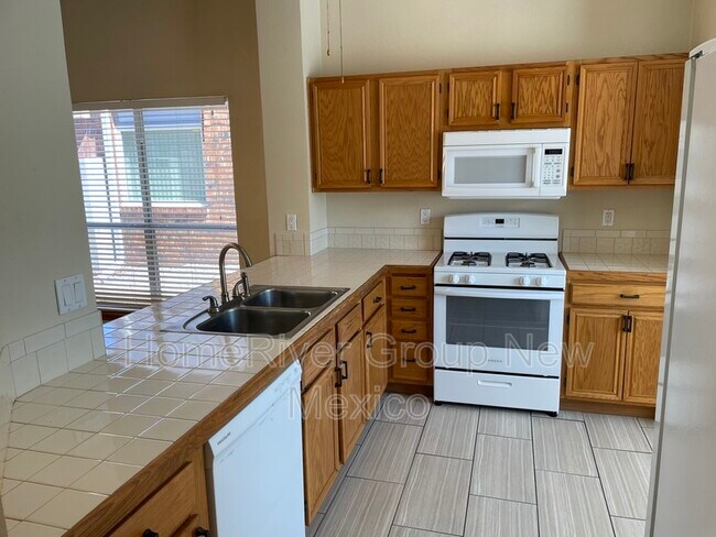 Building Photo - 2205 Sunstone Dr NW