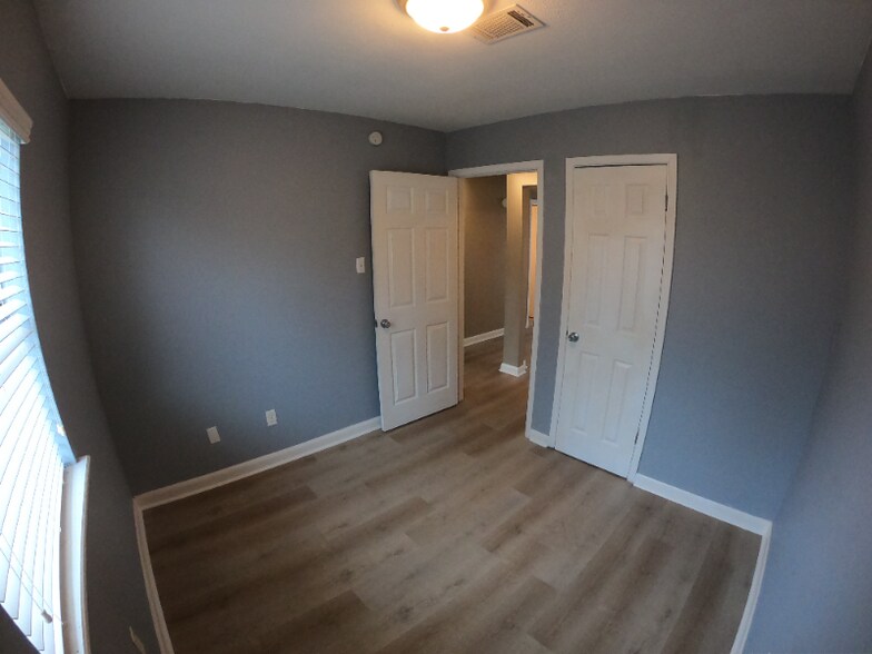 Building Photo - 404 Manuel Dr