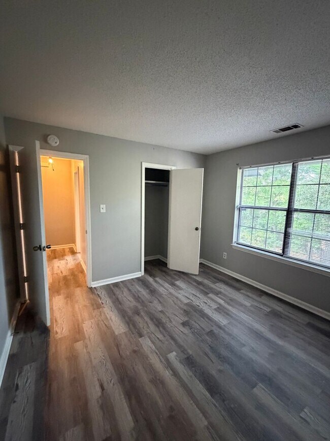 Building Photo - Hidden Lake Townhomes 2 Bedroom 1.5 Bathroom