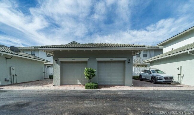 Building Photo - 948 NW 18th Ave